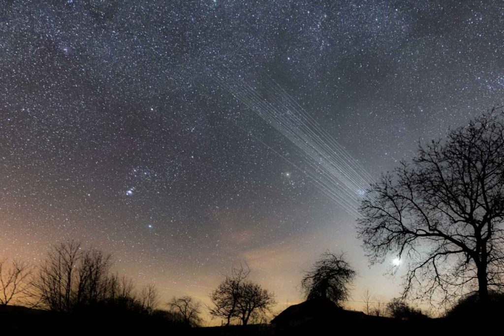 starlink-satellite-streak